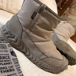 Keen woman’s Hood NXIS pull- on hiking 🥾 Boots size 9